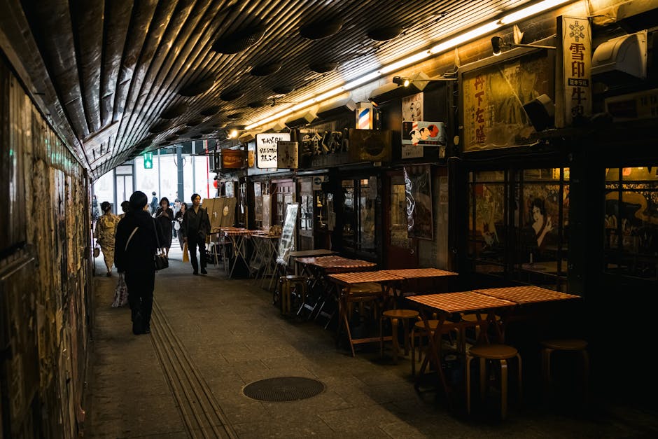 上栋式 (撒饼):房子骨架搭好后,站在屋顶往像邻居撒年糕和钱的传统 上栋式 (撒饼):房子骨架搭好后,站在屋顶往像邻居撒年糕和钱的传统