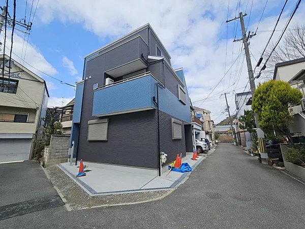東大阪市｜近鐵奈良線石切站徒歩10分・4LDK・寬敞雙陽台與內建車庫的新建木造三層樓住宅