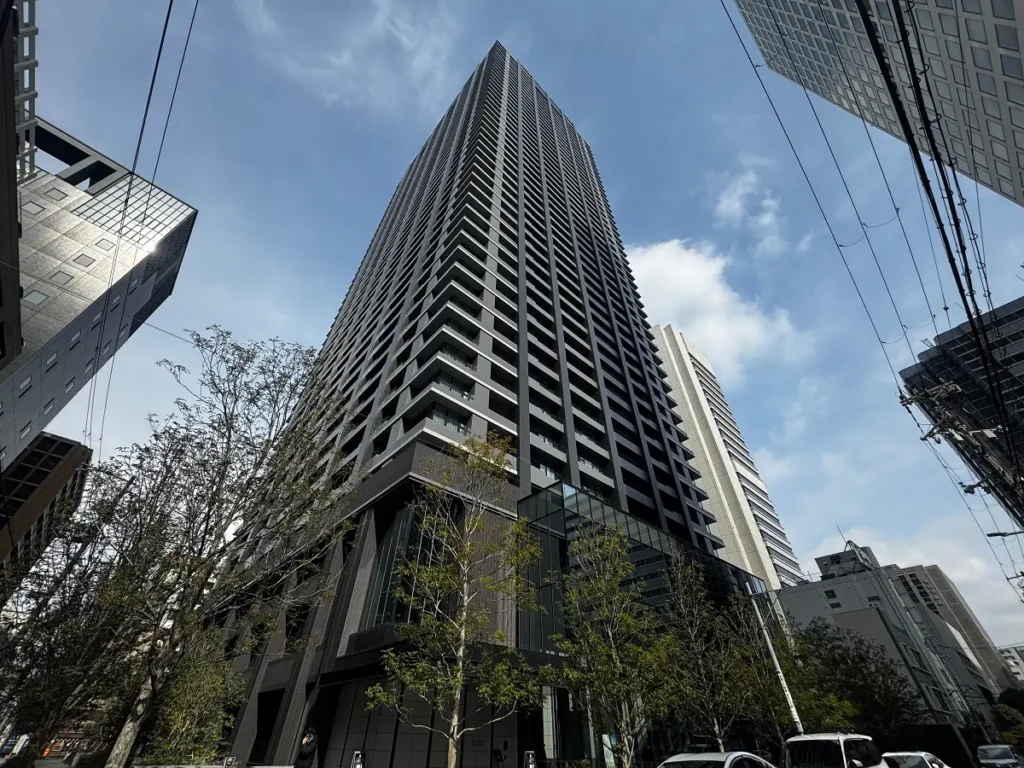 大阪市中央区安土町｜大阪メトロ御堂筋線本町站步行5分・28樓南向2LDK｜2022年築，配備自動門禁與多種安全設施的大型公寓